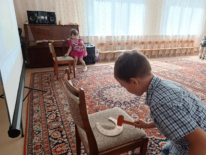 Участники познавательно-игрового часа «Рыжие, гнедые, серые и вороные – лошади» в детском саду № 27