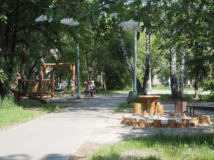 На фото: сквер с фонтаном по пр. Коммунистическому, 77
