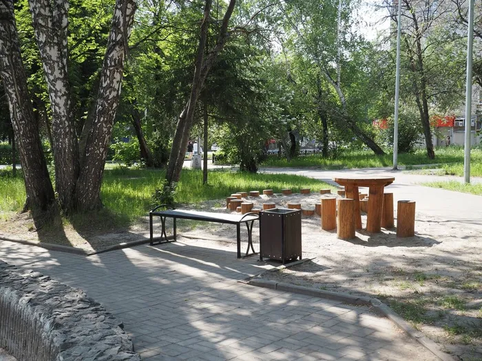 На фото: сквер с фонтаном по пр. Коммунистическому, 77