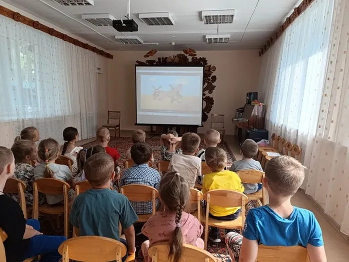 Участники познавательно-игрового часа «Рыжие, гнедые, серые и вороные – лошади» в детском саду № 27