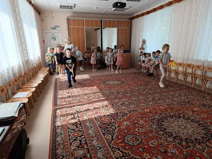 Участники познавательно-игрового часа «Рыжие, гнедые, серые и вороные – лошади» в детском саду № 27