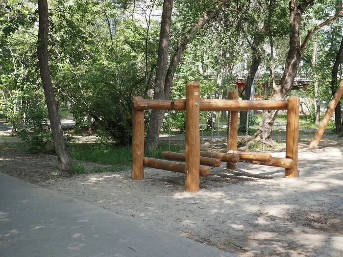 На фото: сквер с фонтаном по пр. Коммунистическому, 77